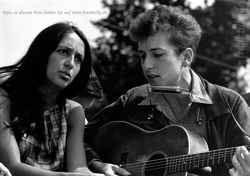 Joan Baez + Bob Dylan, beide 22 Jahre jung, am 28. August 1963 als aktive Teilnehmer beim "Marsch auf Washington" (March on Washington) der US-amerikanischen Bürgerrechtsbewegung gegen die Rassentrennung (Civil Rights Movement), an dem über 300.000 Menschen teilnahmen