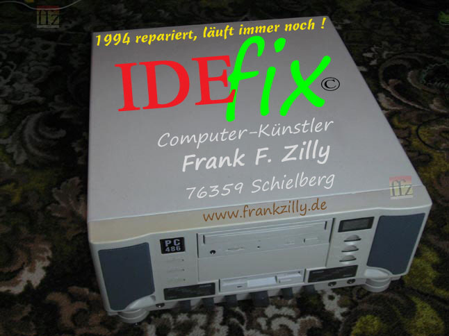 Nicht irgendeiner, sondern ein "PC 486 DX4-100" - Eigenbau von Künstler Frank F. Zilly aus Marxzell. In einem "Multimedia"-Gehäuse jener Zeit. Nicht der Älteste seiner Art in seiner Sammlung, aber der letzte einer ganzen Ära, denn neue Standards von Gehäuse- und Platinen-Layout, eine neue Prozessoren-Generation etc. etc. folgten ihm nach. Der DX4-100 war der schnellste 486er. Der (Computer-)Künstler Frank F. Zilly, der seit 1994 an Computer-Eigenbauten in virtuellen Räumen digitale Kunst-Werke fertigt, ist ein gelernter Computer-Spezialist mit jahrzehntelanger Erfahrung quer durch alle Techniken und Entwicklungen und hocheffiziente, rundum solide PC-Technik in individuell nach Verwendungszweck von ihm gebauten Geräten ist immer noch ein Hobby des gelernten Elektronikers. Wer ihn zum Freund hat muss keine PC-Probleme fürchten. Nicht ohne Grund nennt man ihn in Anlehnung an die Asterix-Geschichten auch  "I D E f i x" , was computerseitig gemäß den zwei Silben dieses Wortes auf Zweierlei zurückgeht : Zum Einen auf den Vorgänger des heutigen Datenbus-Standards S-ATA, welcher P-ATA hieß, jedoch weitaus bekannter war unter der Bezeichnung "IDE". Und zweitens auf die methodisch wie überhaupt überzeugende, flotte ("fix" eben) Arbeitsweise dieses Computer-Profis. "Halbe Sachen kosten am Ende das Doppelte." Pfusch und Murx aller Art waren nicht nur deshalb nie sein Ding. Mag der Laie die abgelieferte Arbeit eines Bodenlegers noch als gut oder schlecht einschätzen können, welcher Laie bekommt schon mit, was in einem PC hinter der GUI (grafische Benutzeroberfläche) alles abgeht ? Und nicht anders denkt er (heute) als Künstler : Kann man sich - in Sachen Kunst, die vorgibt, etwas "bewegen" zu wollen gesellschaftlich (und dies selbstverständlich nur zum Besseren für das Gemeinwesen, die Gemeinschaft aller lebenden Menschen) - Bilder an die Wand hängen von Leuten, von denen man de facto nicht weiß, was in ihnen alles ab- und vor sich geht ? Lassen Sie jede Person, die an Ihrer Tür klingelt, einfach gleich ins Haus, in Ihre Wohnung ein ? Warum dann die (gemalten) Bilder fremder, unbekannter Leute ?